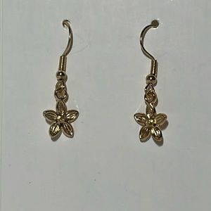 Cute gold flower earrings
